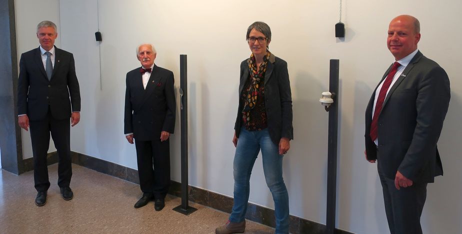 v.l.n.r.: Kultusstaatssekretär Dr. Manuel Lösel, Dr. Leon Weintraub, Filmemacherin Sonja Toepfer, Direktor des Hauses der Weiterbildung Gunter Geiger © HKM